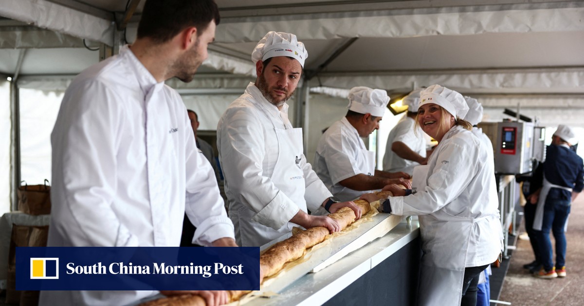 Pencari nafkah: Pembuat roti Prancis membuat baguette terpanjang di dunia, mengalahkan Italia