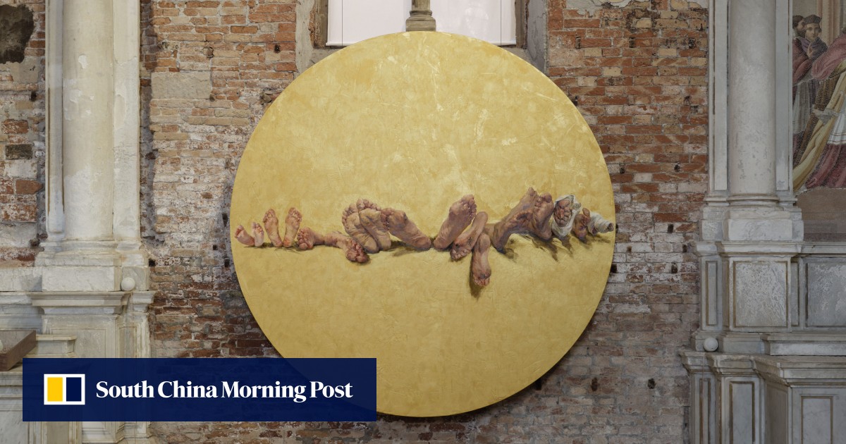 Riff seniman Cina Yu Hong pada seni religius, menunjukkan di bekas gereja di Venesia, mengekspresikan kerapuhan hidup